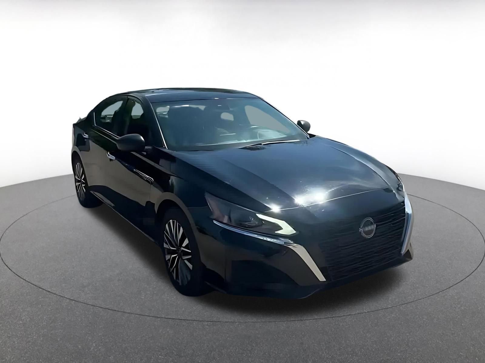 Used 2025 Nissan Altima 2.5 SV FWD image 3