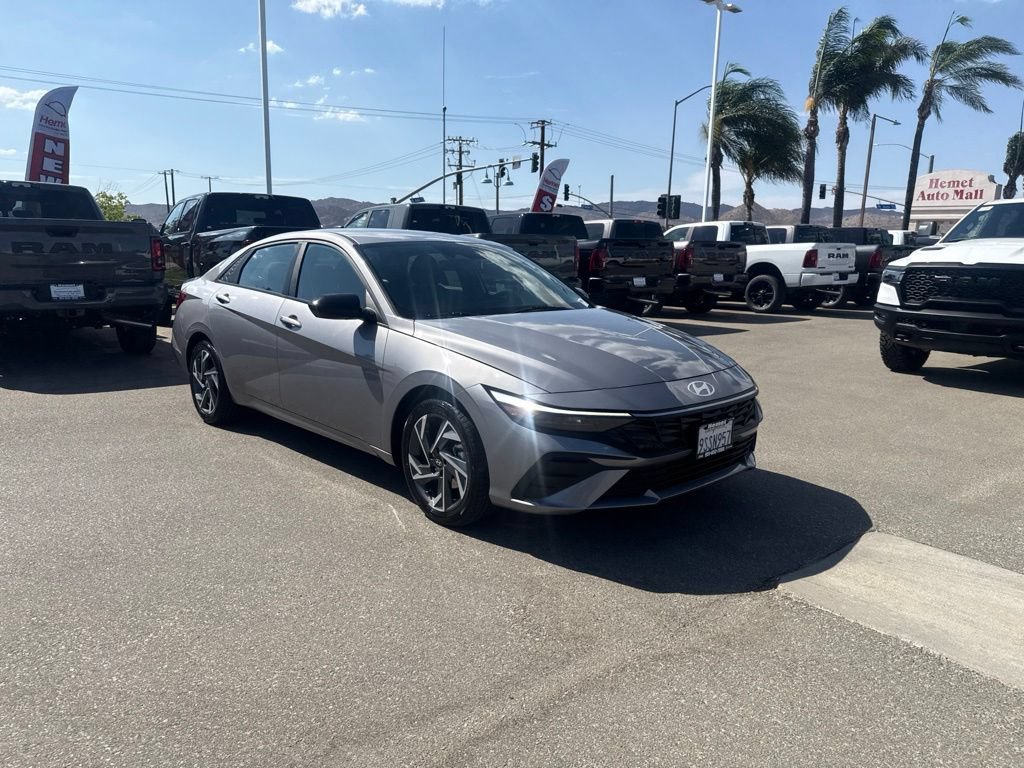 Used 2025 Hyundai Elantra SEL FWD image 2