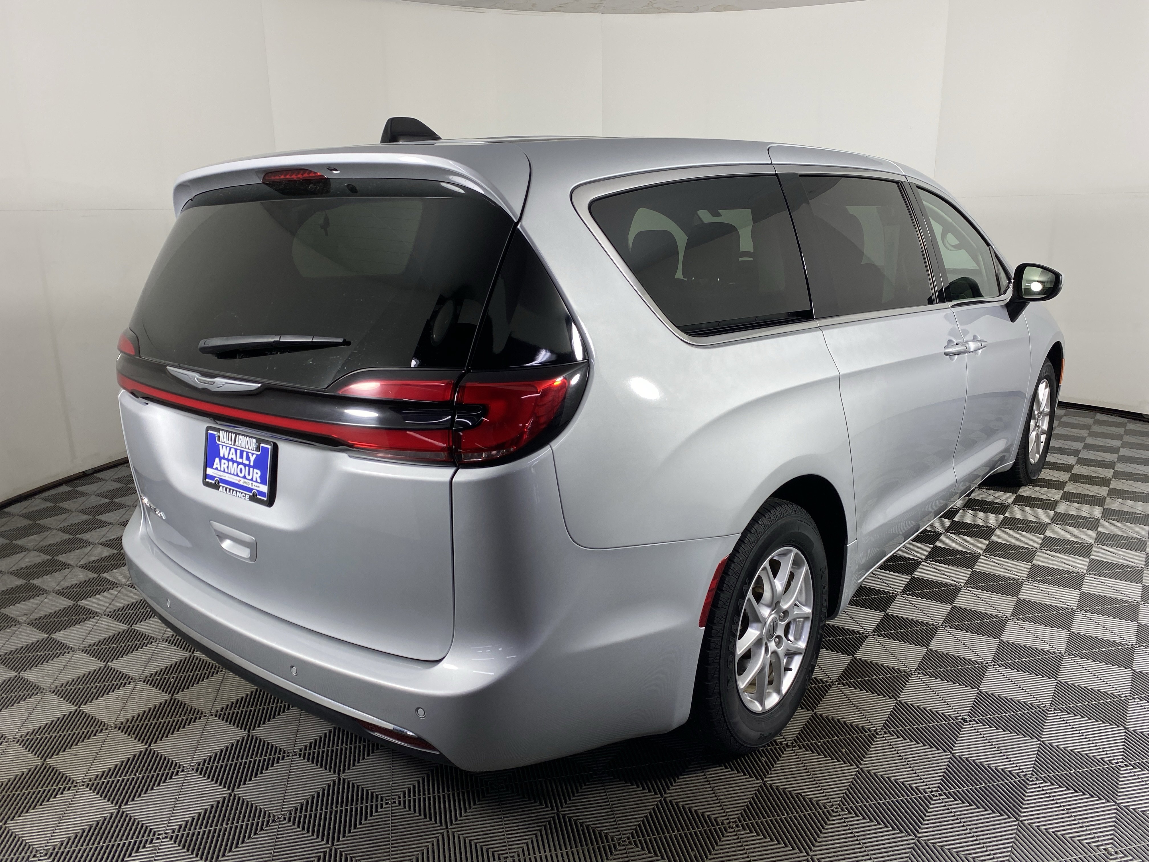 Used 2023 Chrysler Pacifica Touring-L image 7