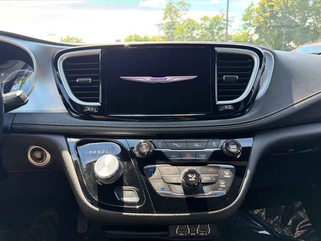 Used 2021 Chrysler Pacifica Touring-L w/ S Appearance Package AWD/4WD image 22
