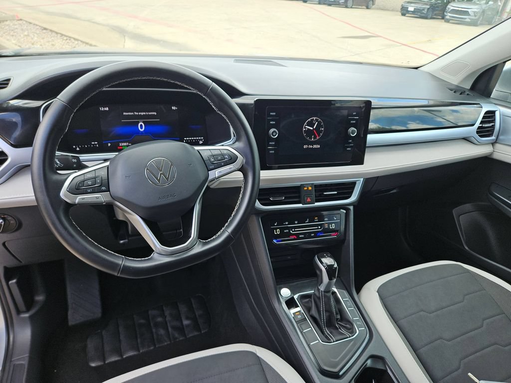 Used 2025 Volkswagen Taos SE FWD image 16