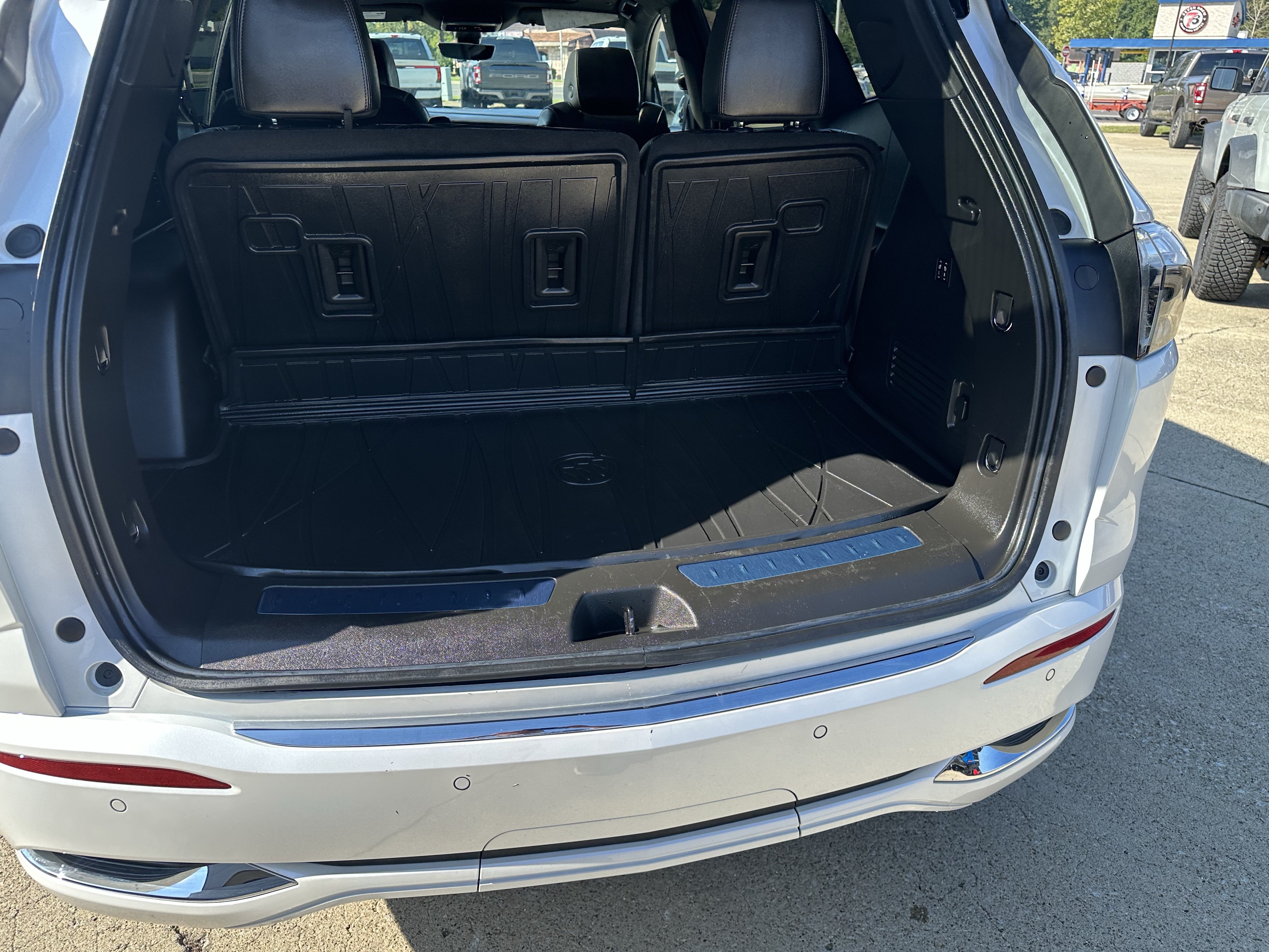 Used 2023 Buick Enclave Avenir w/ Avenir Technology Package AWD/4WD image 17