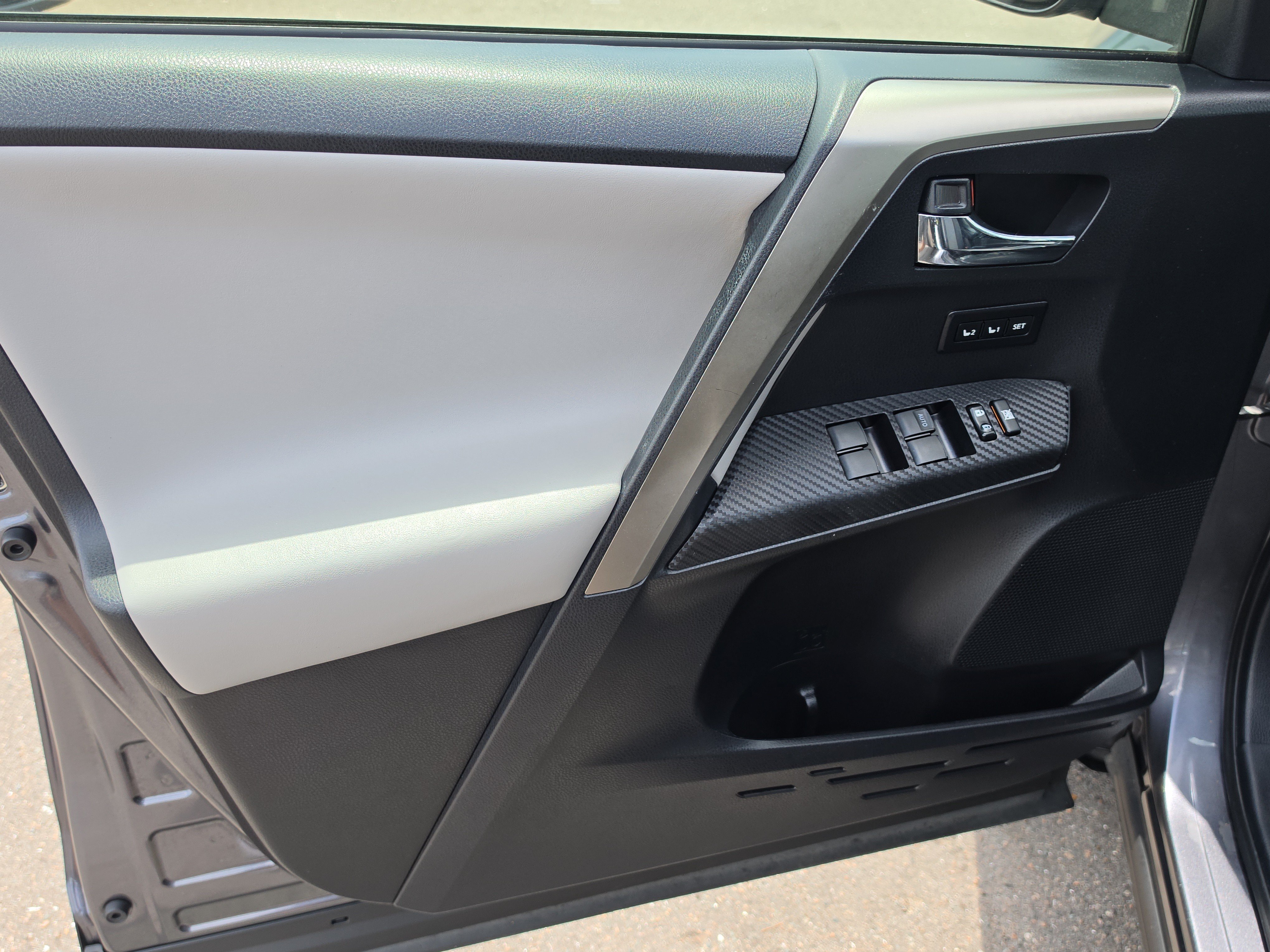 Used 2015 Toyota RAV4 Limited AWD/4WD image 18