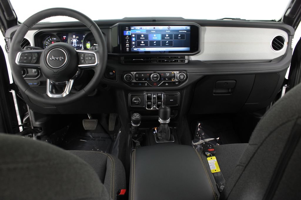 Used 2025 Jeep Wrangler Unlimited Sahara AWD/4WD image 9