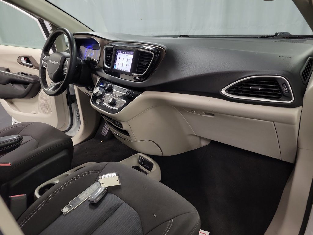 Used 2022 Chrysler Voyager LX FWD image 35
