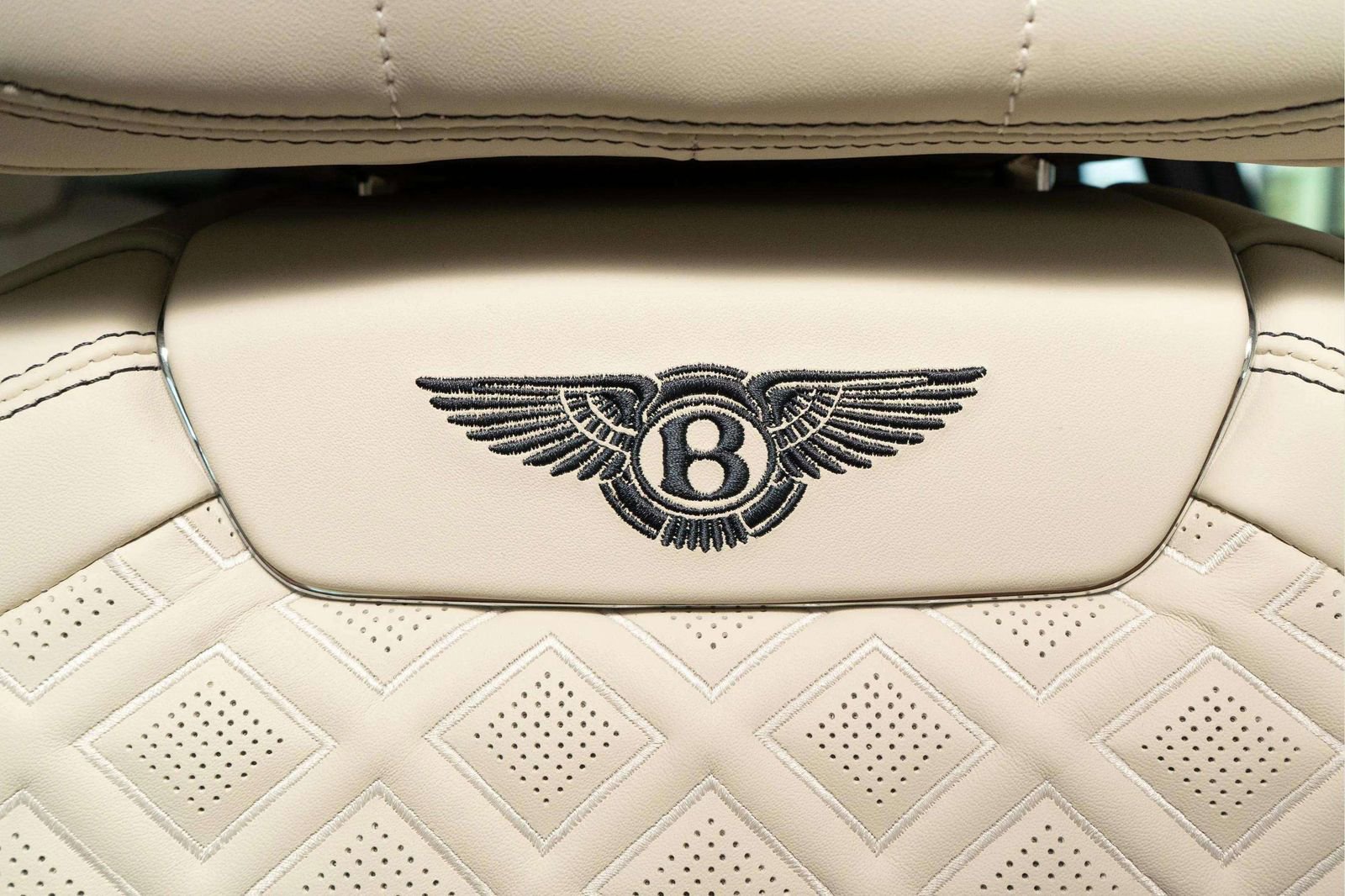 Used 2023 Bentley Flying Spur Azure AWD/4WD image 18