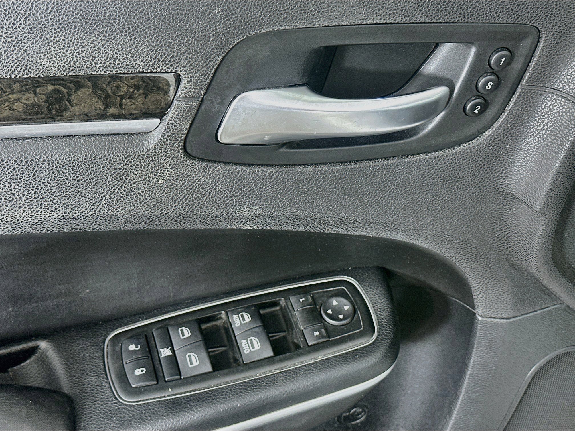 Used 2014 Chrysler 300 C RWD image 15