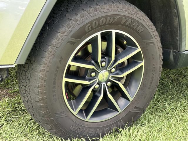 Used 2017 Jeep Grand Cherokee Trailhawk AWD/4WD image 15