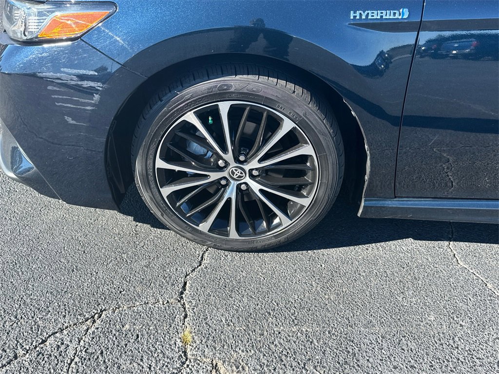 Used 2020 Toyota Camry SE w/ Sunroof Package image 11