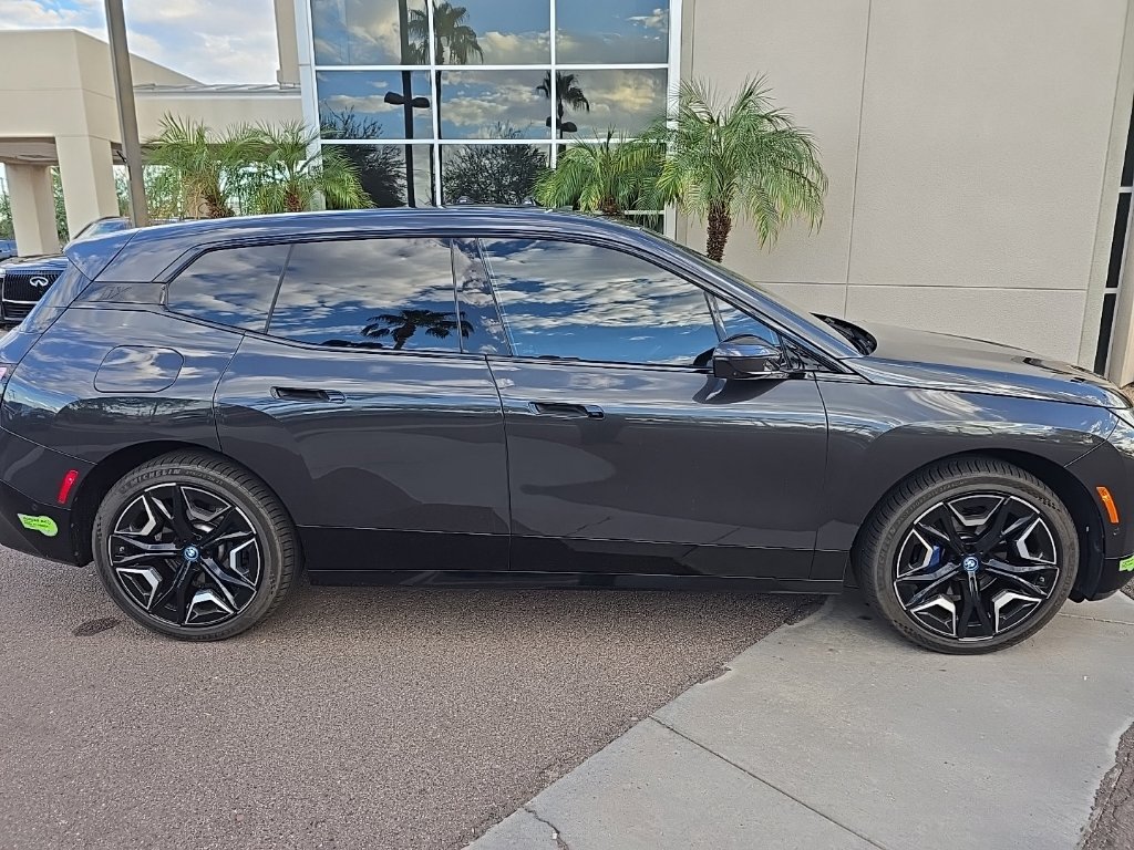 Used 2024 BMW iX xDrive50 w/ Sport Package AWD/4WD image 4