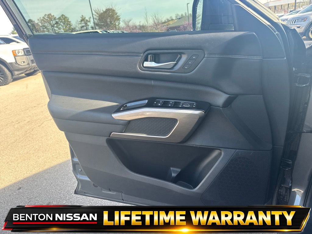 Used 2024 Nissan Pathfinder Platinum w/ Cargo Package image 11
