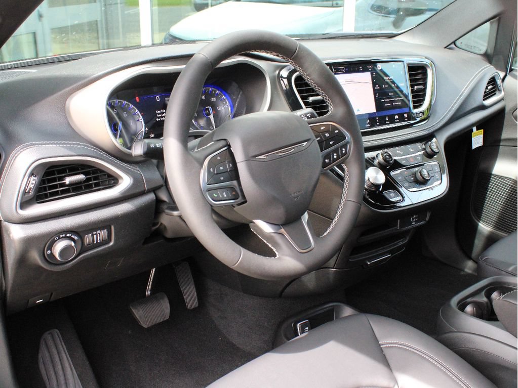 New 2027 Chrysler Pacifica Select w/ Family Tech Group FWD image 12