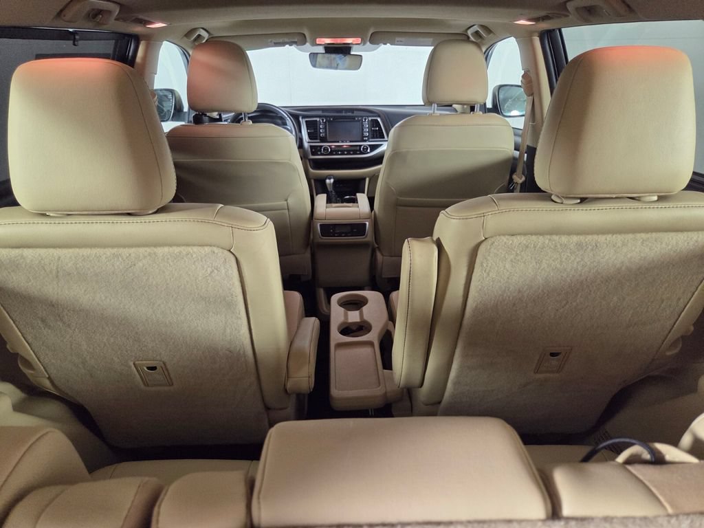 Used 2019 Toyota Highlander XLE FWD image 32