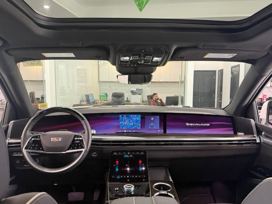 Used 2025 Cadillac Escalade Premium Luxury AWD/4WD image 18