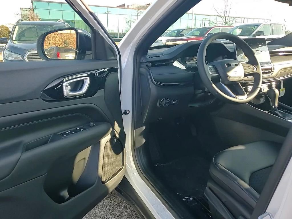 New 2026 Jeep Compass Latitude image 9