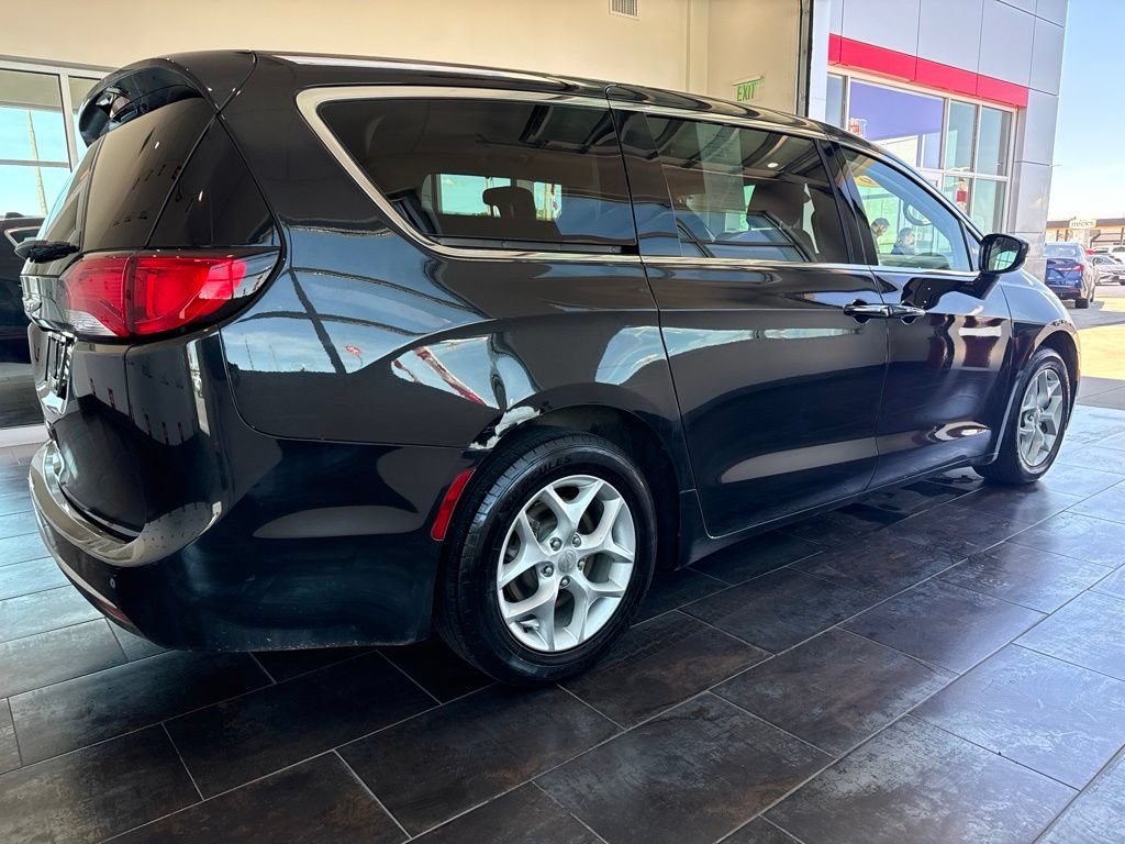 Used 2019 Chrysler Pacifica Touring Plus w/ Tire & Wheel Group FWD image 11