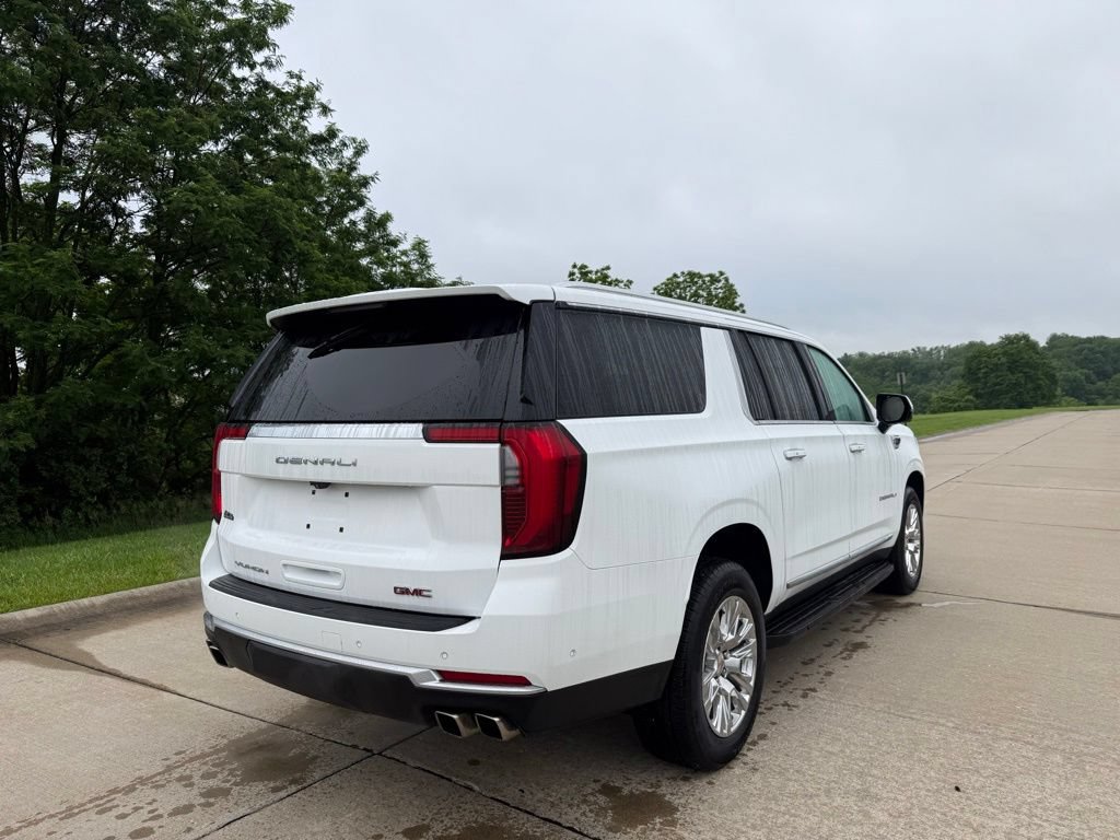 Used 2025 GMC Yukon XL Denali AWD/4WD image 3