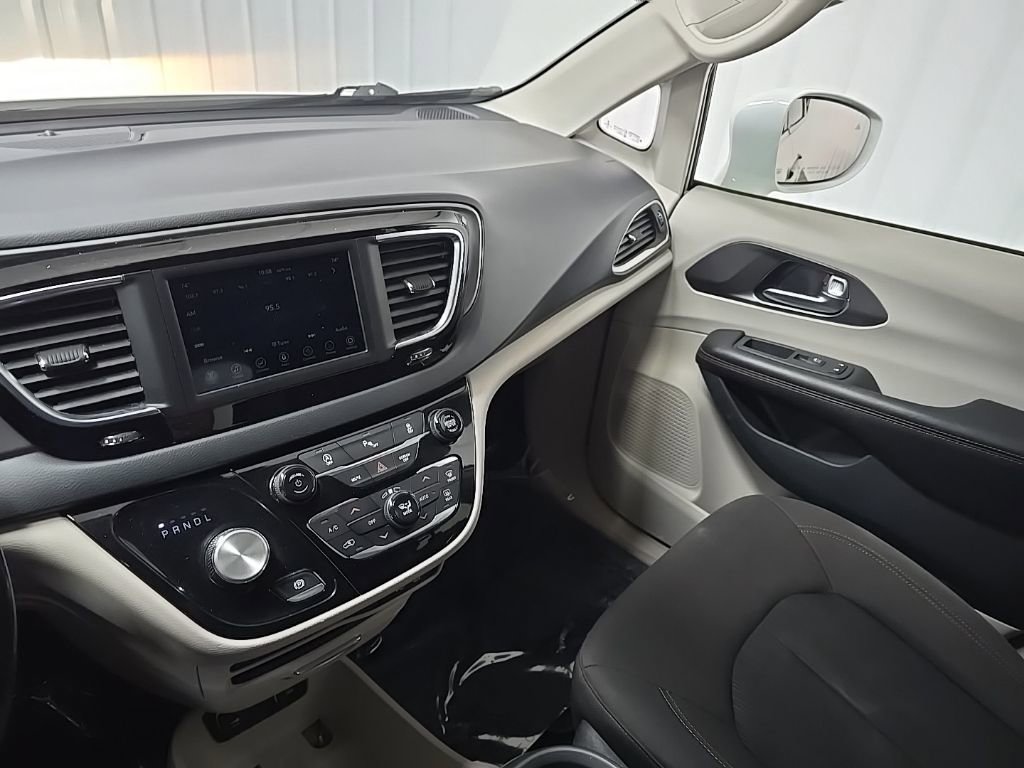 Used 2020 Chrysler Pacifica Touring w/ Tire & Wheel Group image 24