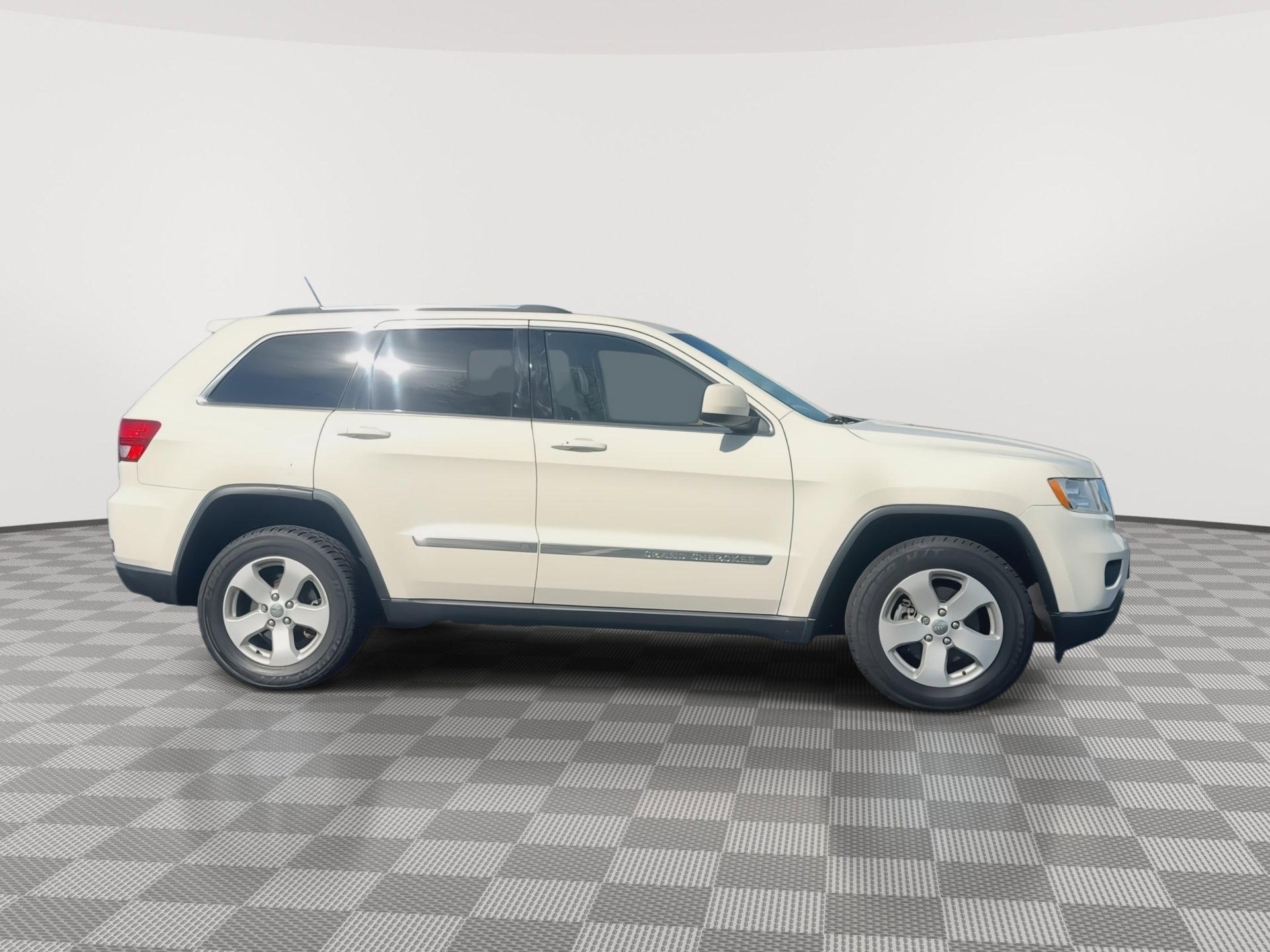 Used 2012 Jeep Grand Cherokee Laredo AWD/4WD image 2