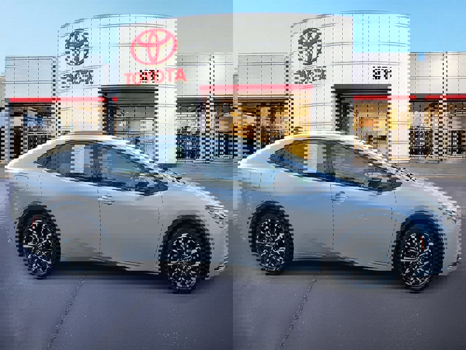 Used 2025 Toyota Prius Plug-In Hybrid image 4