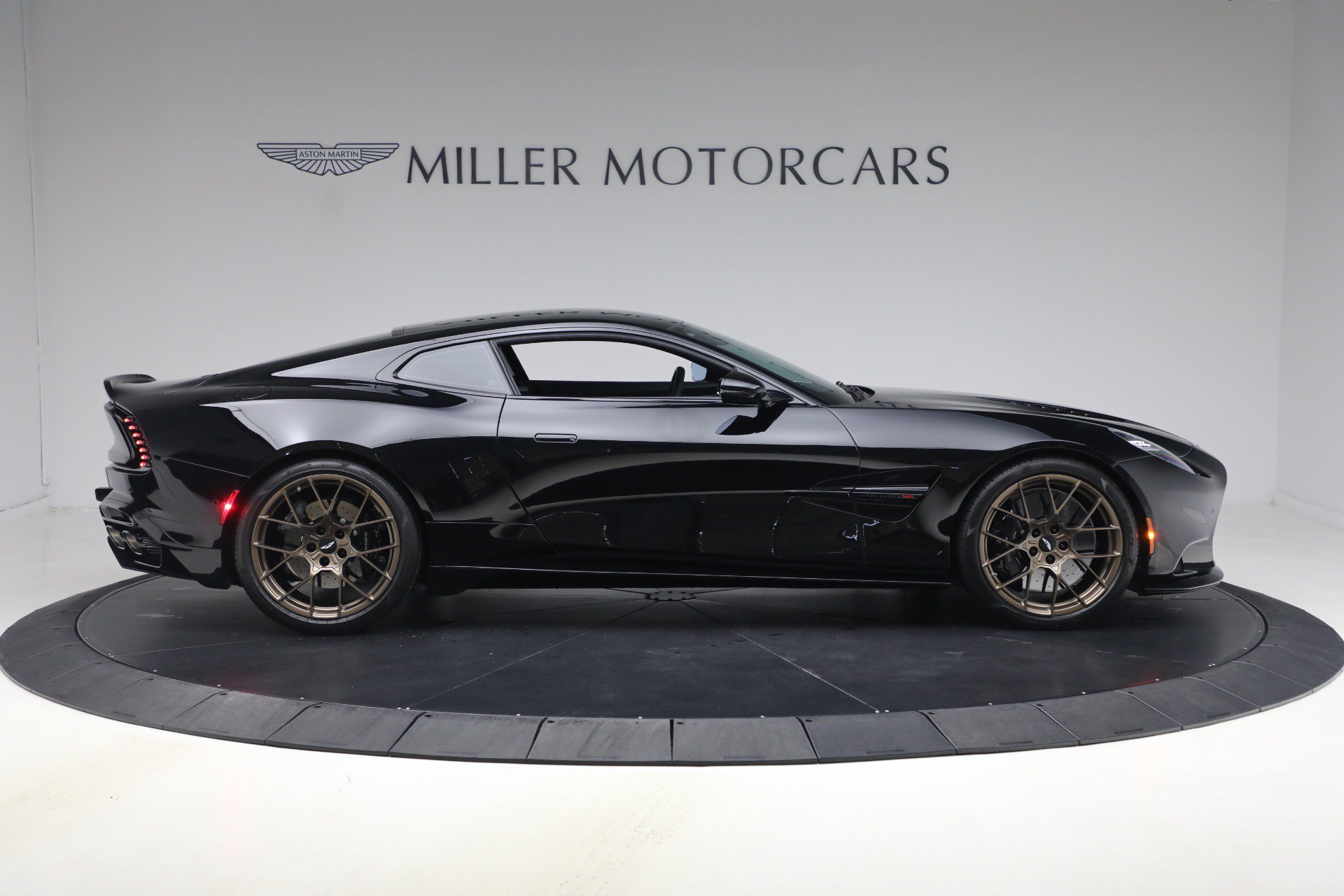 Used 2025 Aston Martin Vanquish RWD image 9