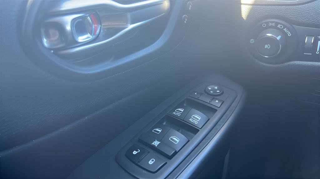 Used 2021 Jeep Cherokee Trailhawk w/ Premium Leather Package image 18