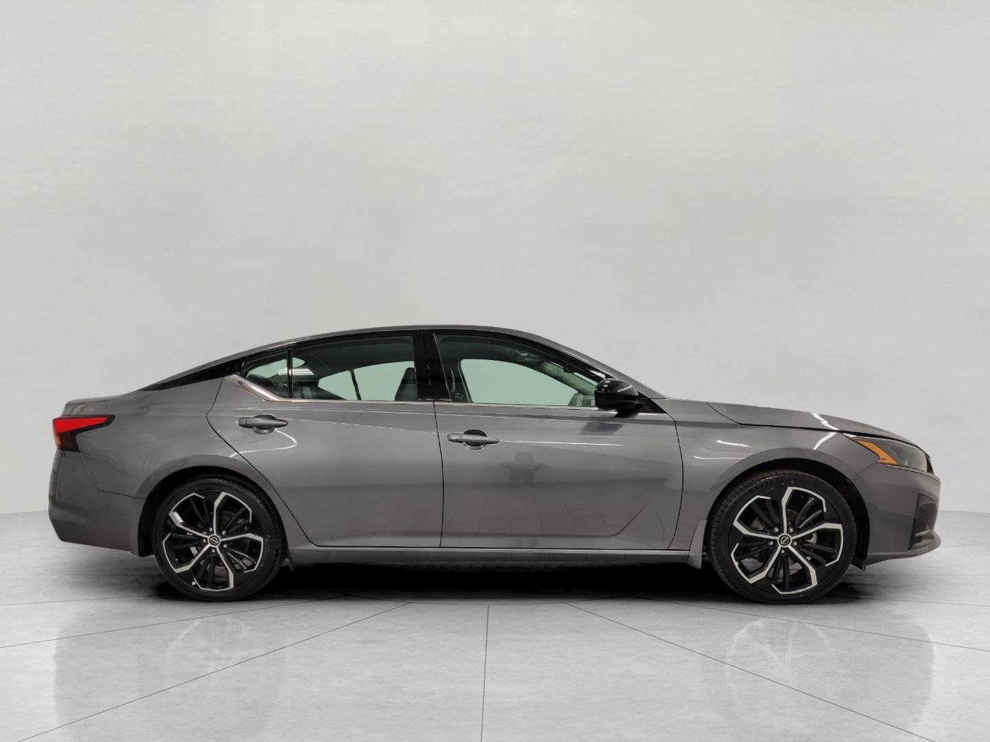 Used 2025 Nissan Altima 2.5 SR FWD image 12