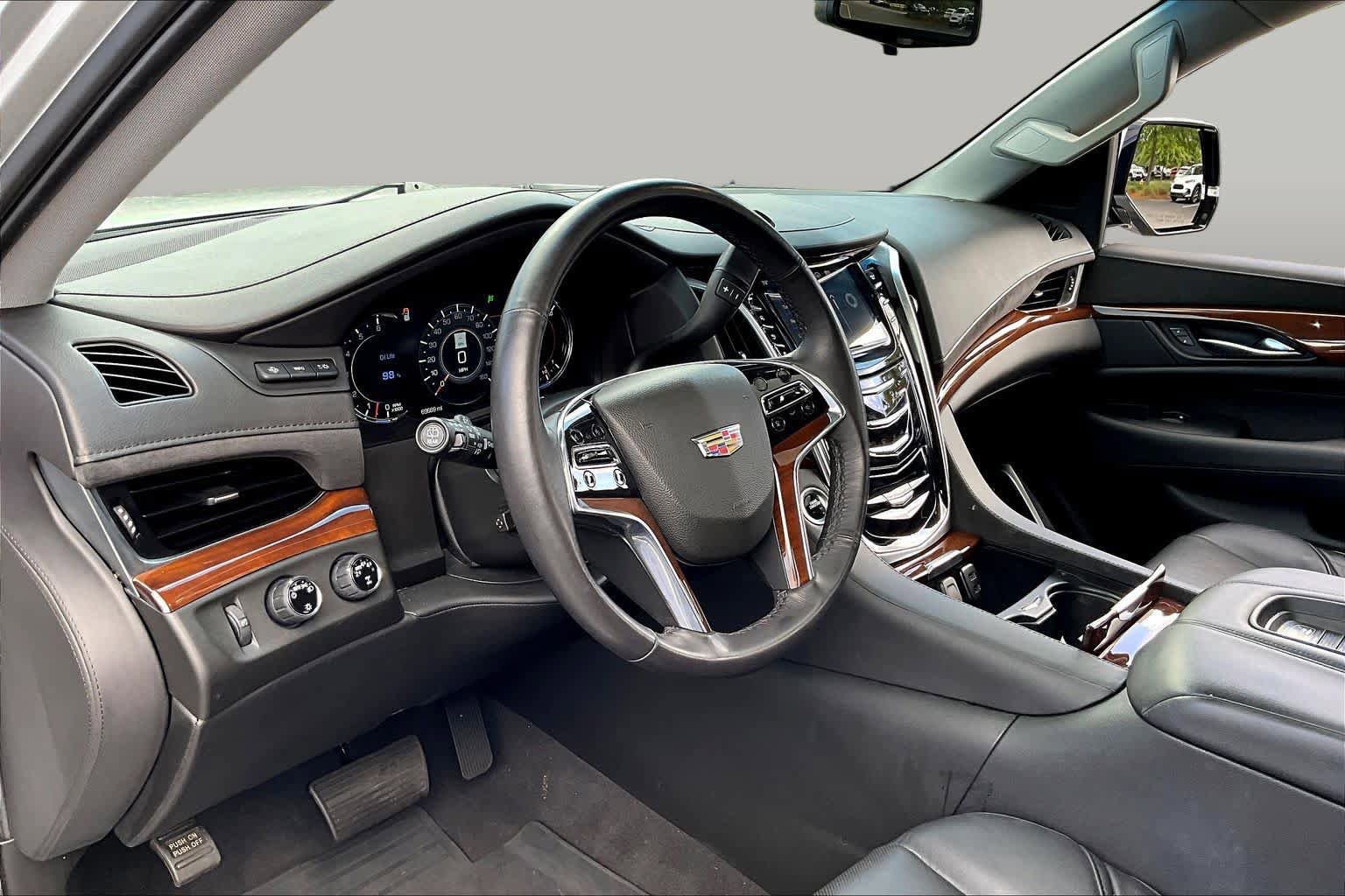 Used 2019 Cadillac Escalade ESV Luxury AWD/4WD image 18