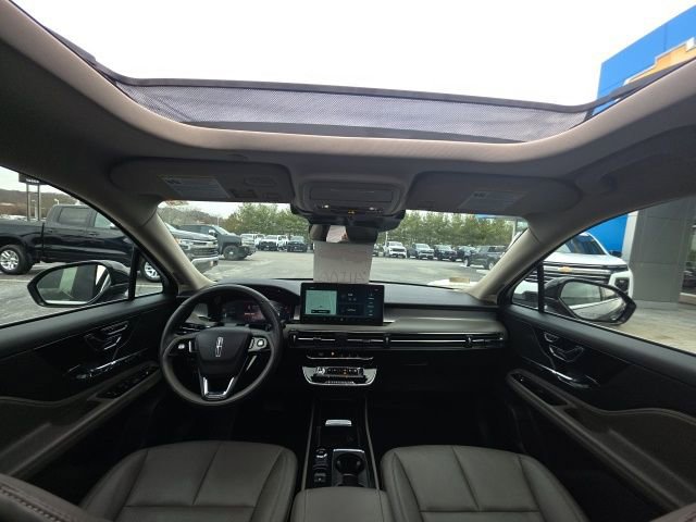Used 2025 Lincoln Corsair Premiere w/ Equipment Group 101A image 11