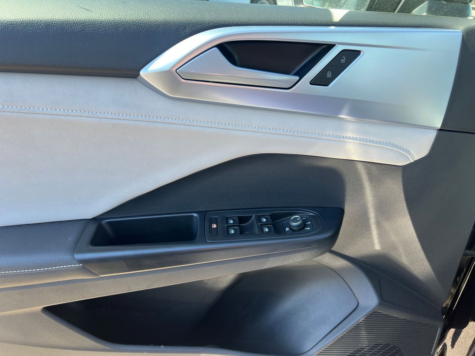 Used 2025 Volkswagen Taos SE image 18