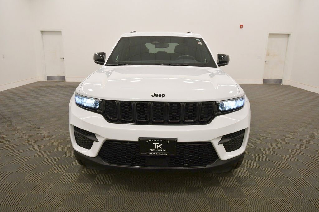 Used 2022 Jeep Grand Cherokee Altitude AWD/4WD image 11
