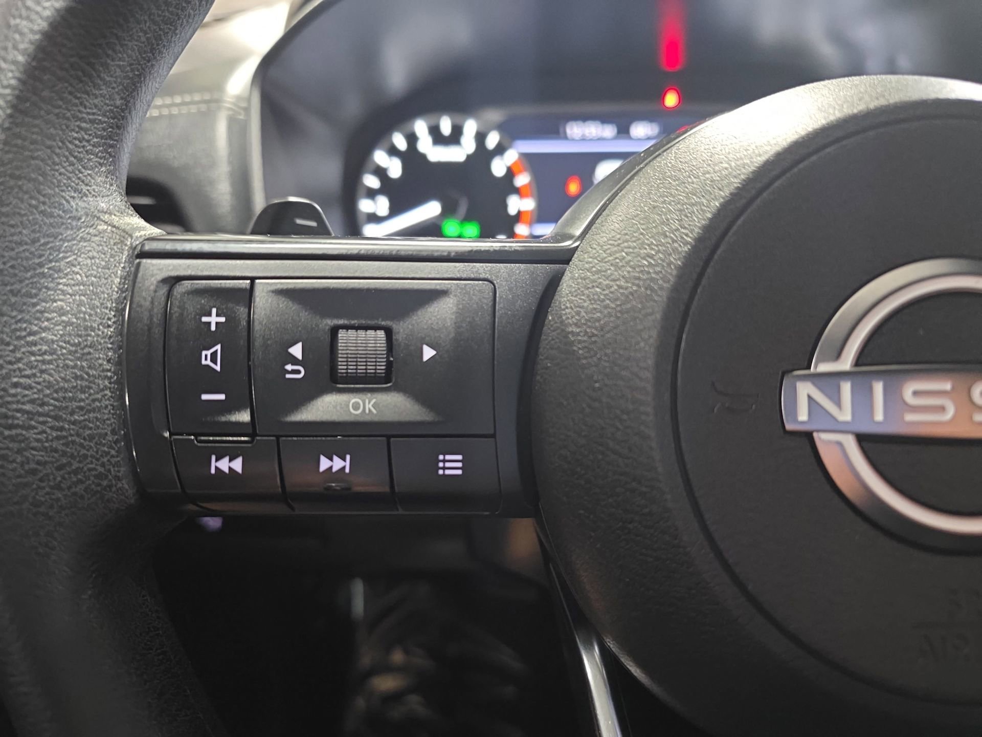 Used 2023 Nissan Rogue S image 16