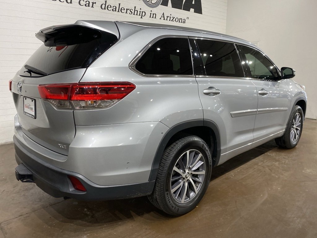 Used 2017 Toyota Highlander XLE image 3