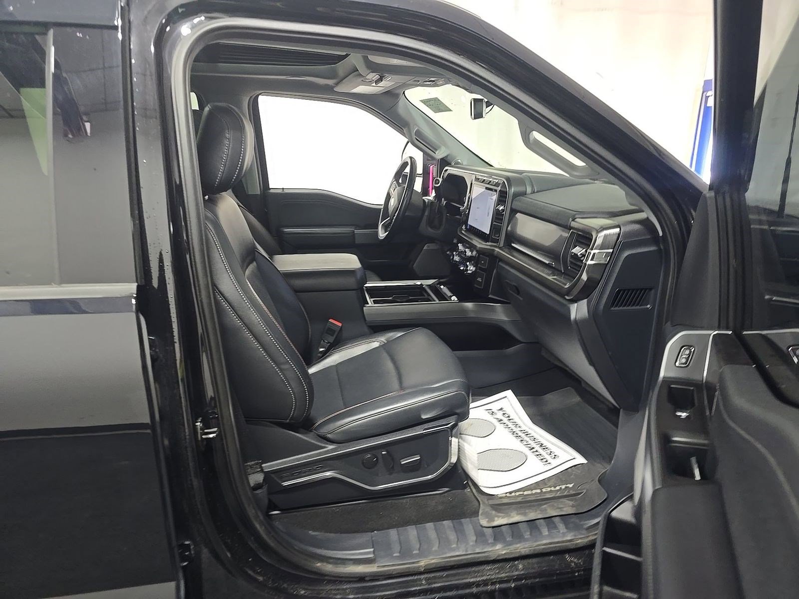 Used 2023 Ford F250 Lariat w/ Lariat Ultimate Package AWD/4WD image 8