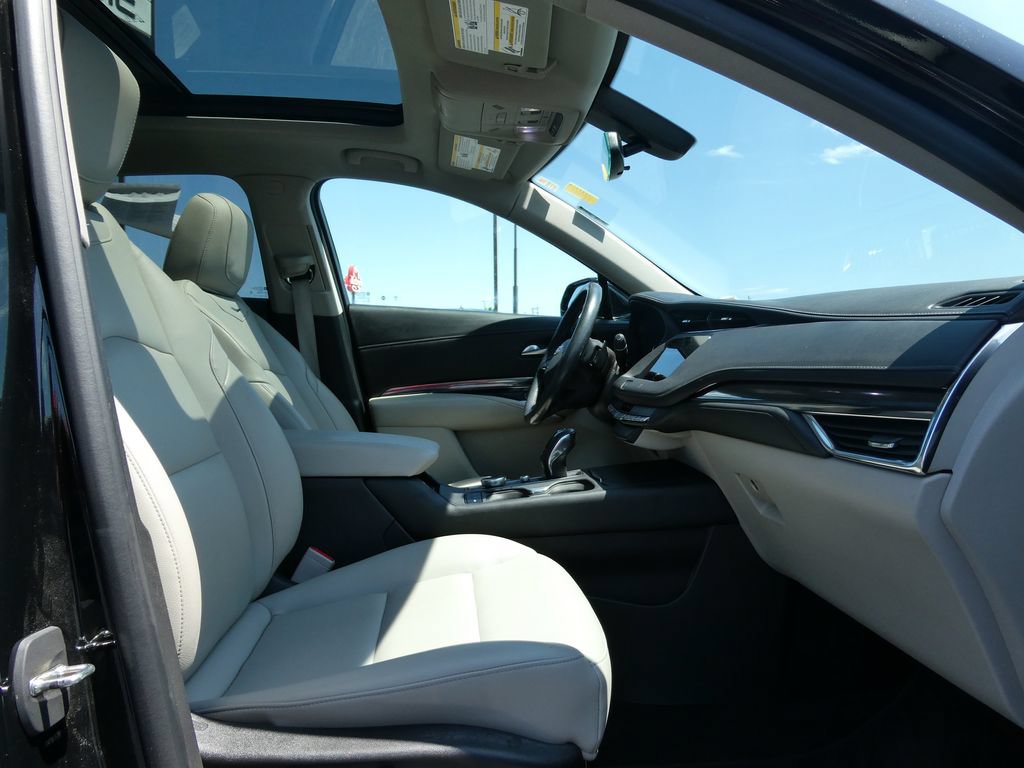 Used 2019 Cadillac XT4 Luxury w/ Cold Weather Package FWD image 14