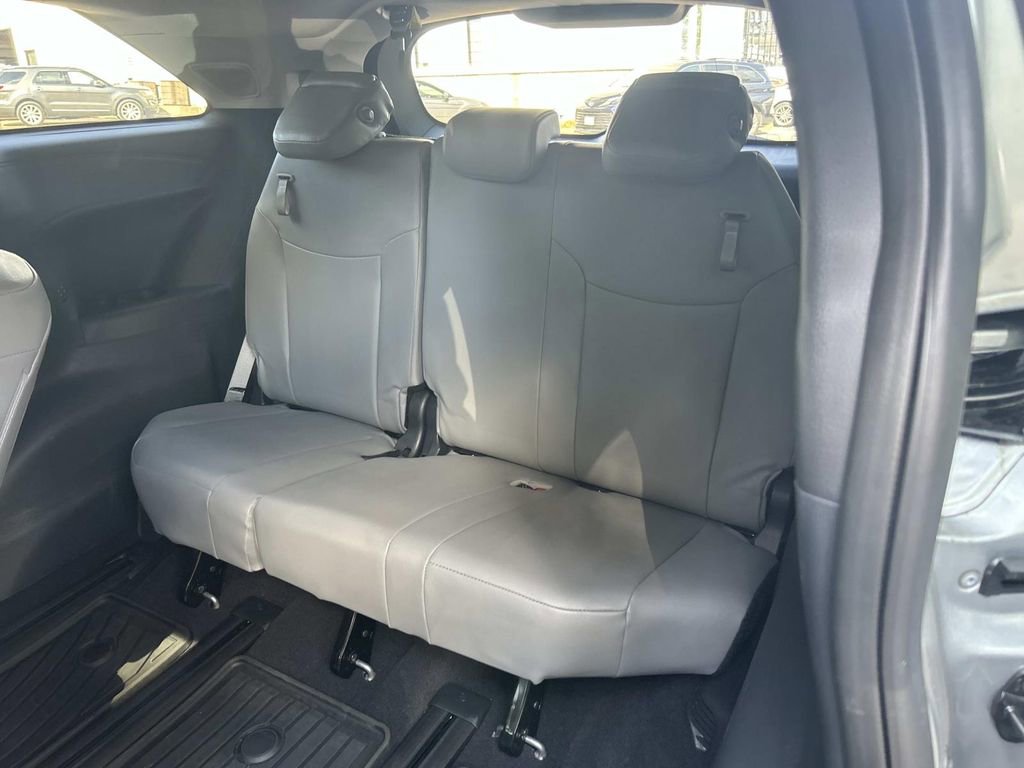 Used 2025 Toyota Sienna XLE w/ XLE Plus Package image 18