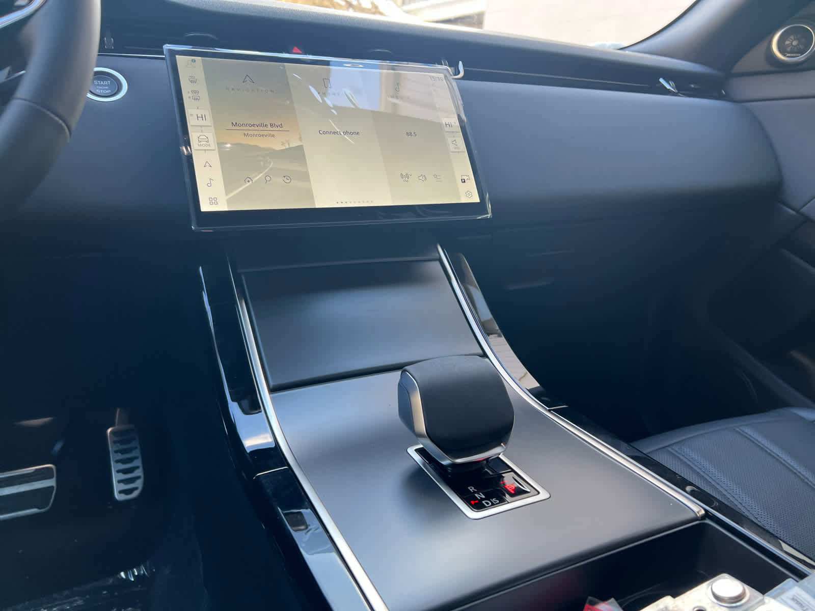 Used 2025 Land Rover Range Rover Evoque Dynamic SE image 9