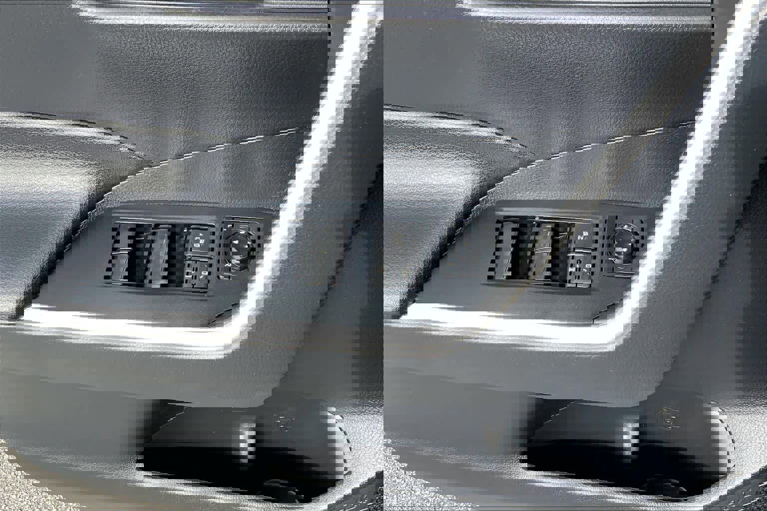 Used 2019 Toyota RAV4 LE image 32