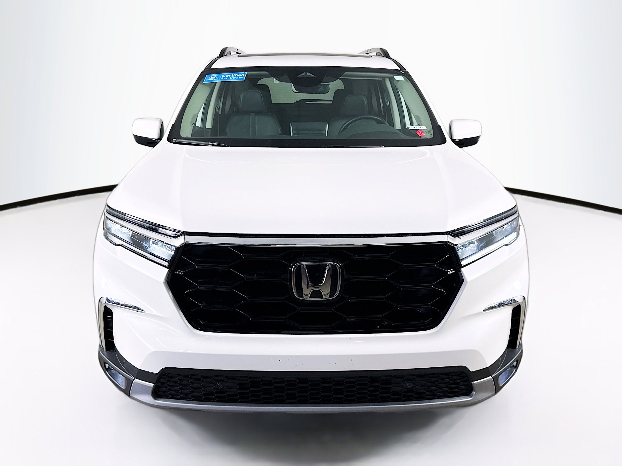 Certified 2025 Honda Pilot Touring image 3