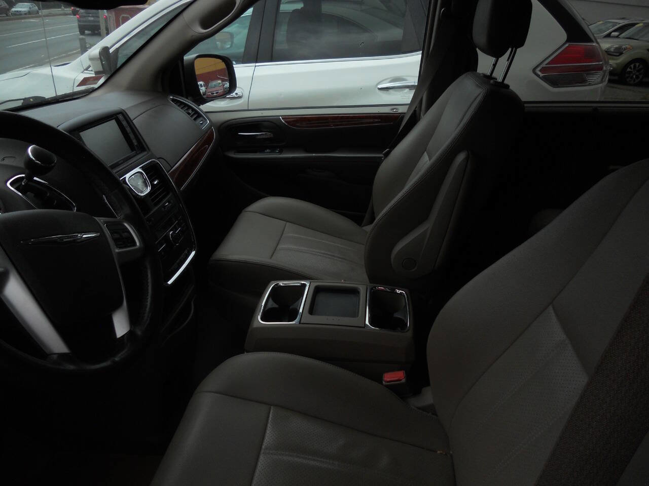 Used 2015 Chrysler Town & Country Touring-L w/ Driver Convenience Group image 4