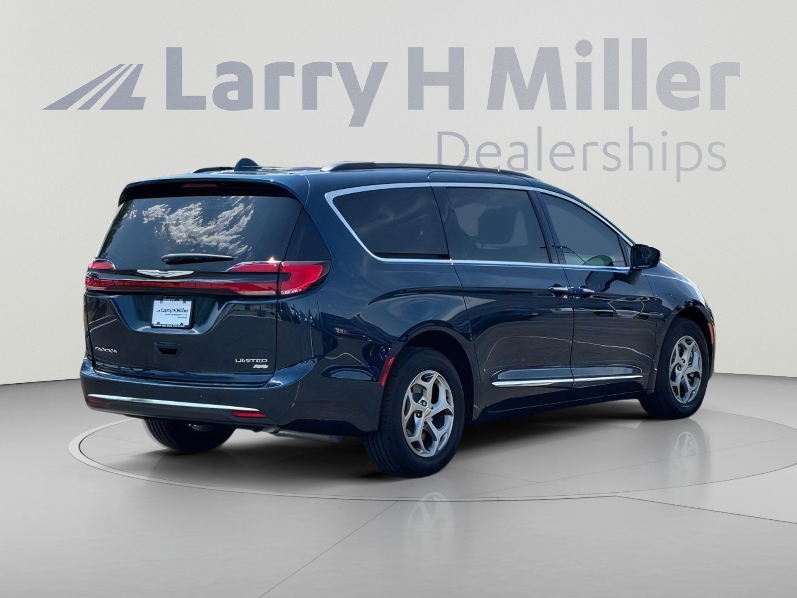 Used 2022 Chrysler Pacifica Limited w/ Uconnect Theater Family Group AWD/4WD image 6