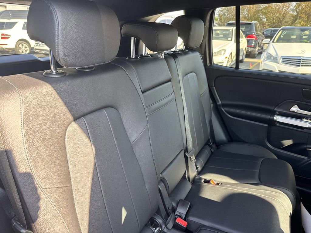 Used 2025 Mercedes-Benz GLB 250 image 9