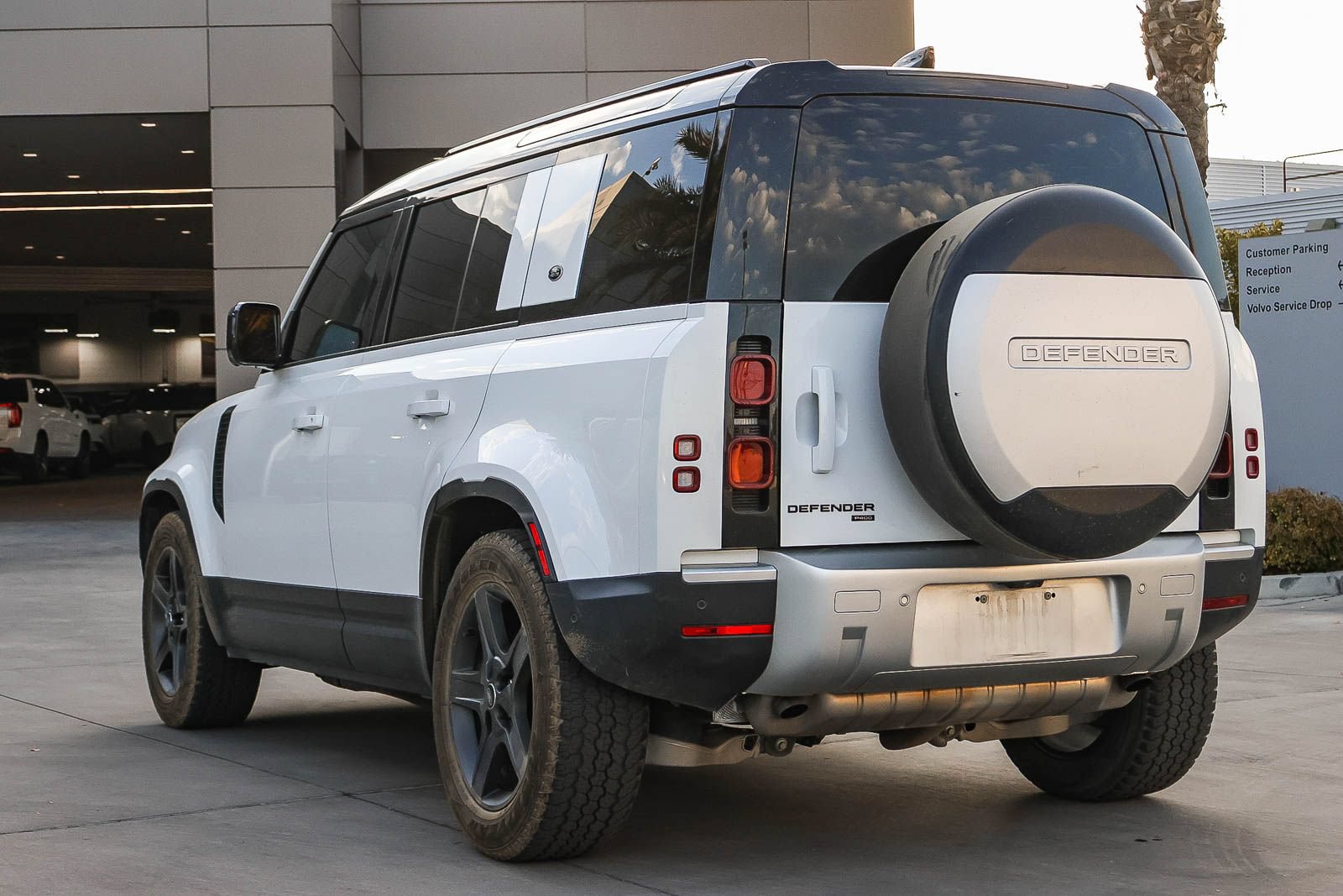 Certified 2025 Land Rover Defender 110 X-Dynamic SE AWD/4WD image 7