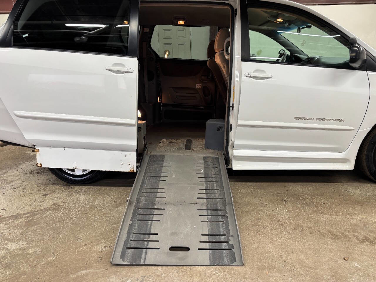 Used 2010 Toyota Sienna LE FWD video 1
