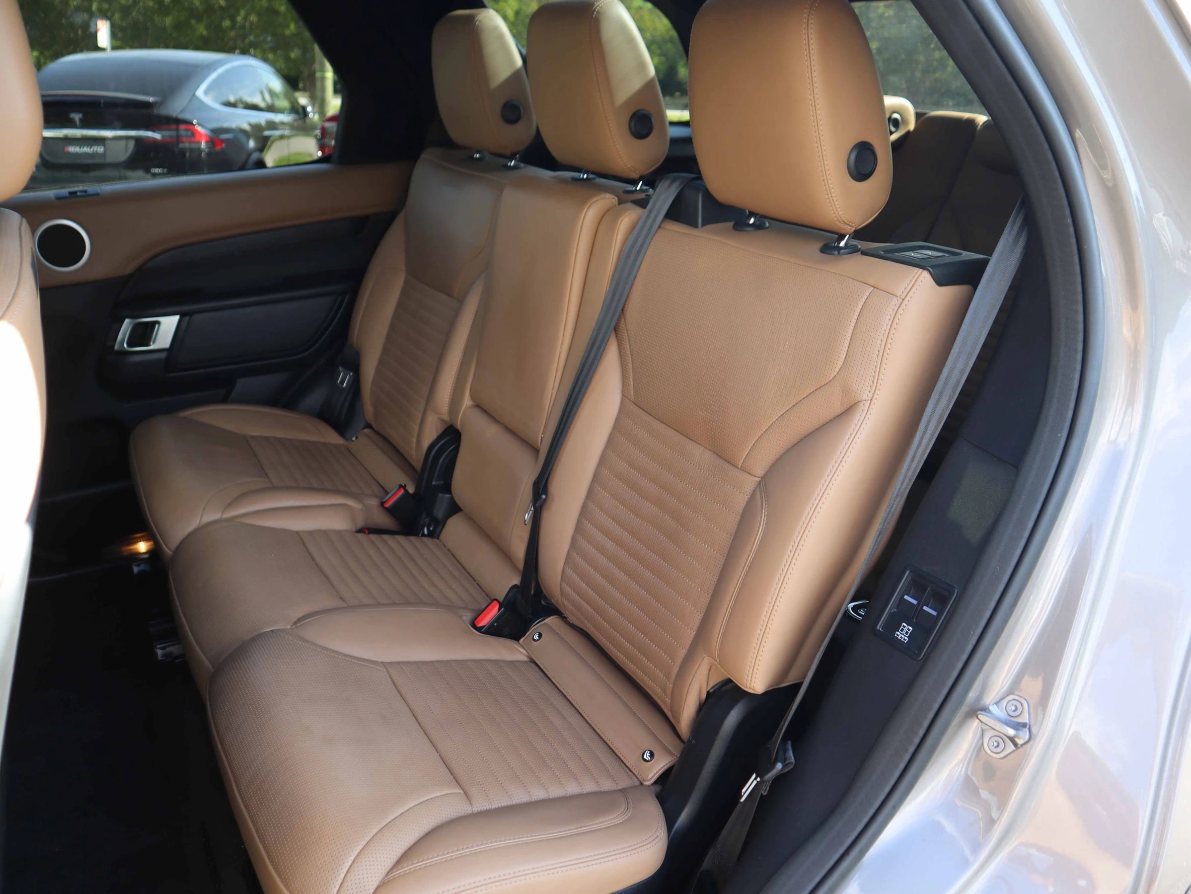 Used 2023 Land Rover Discovery HSE R-Dynamic AWD/4WD image 3