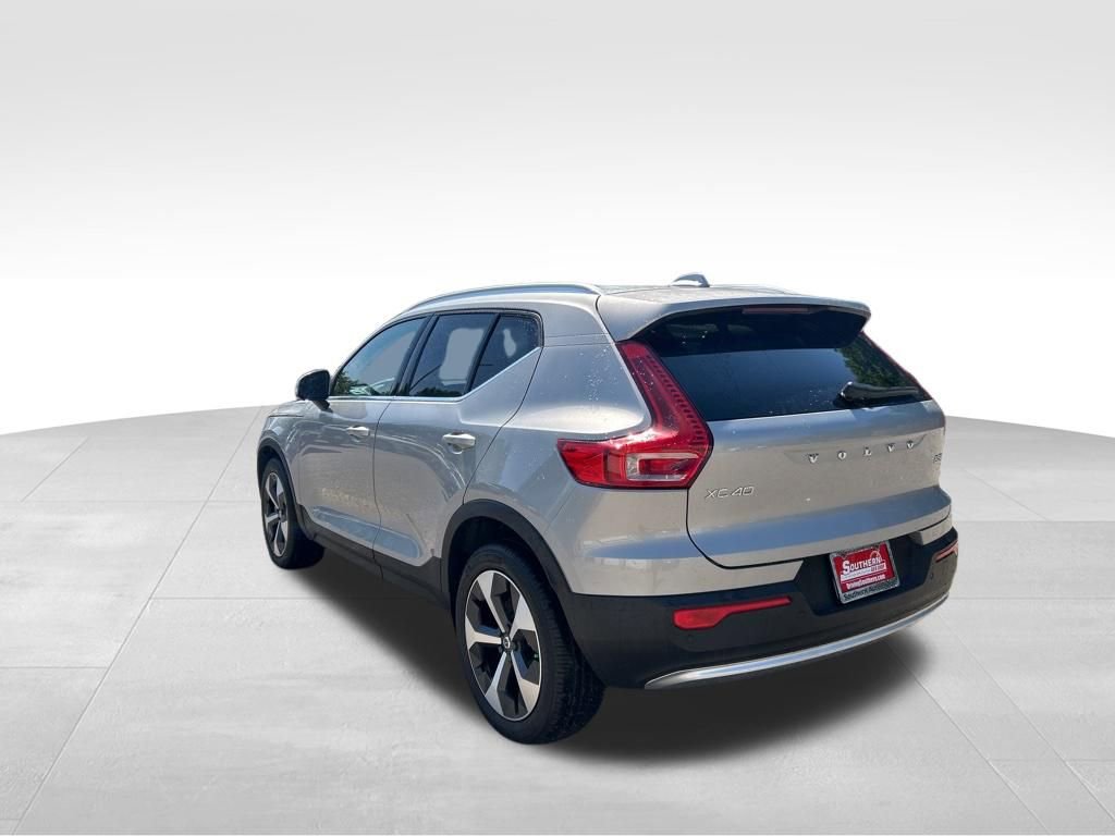 Used 2025 Volvo XC40 B5 Plus AWD/4WD image 3