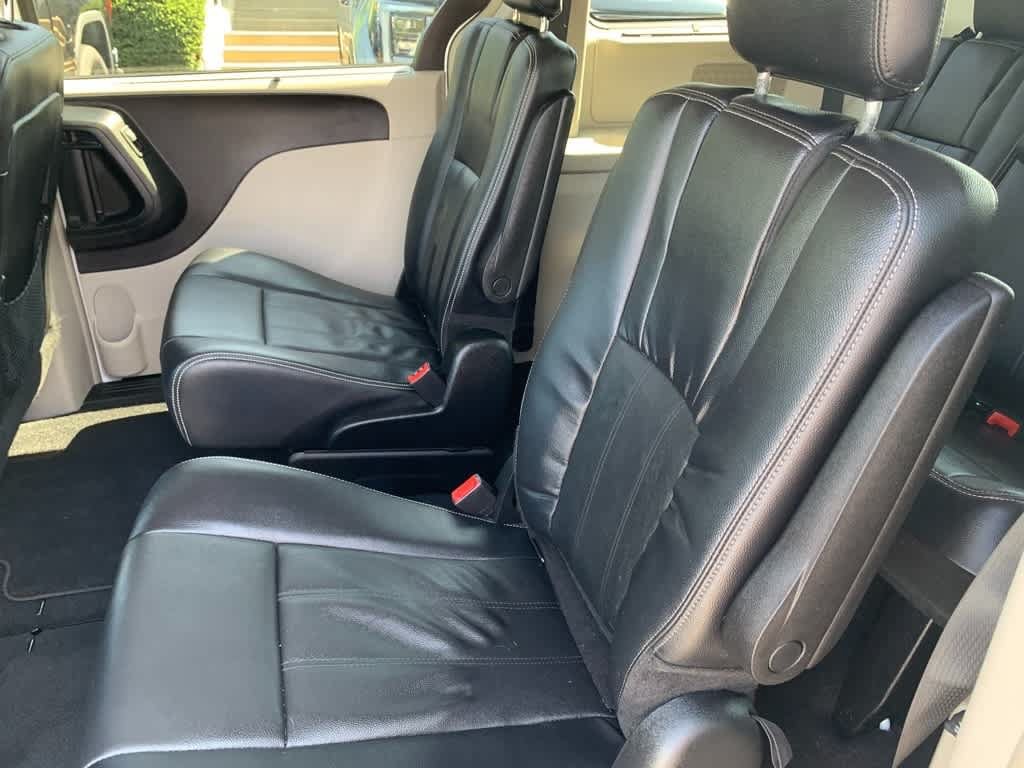 Used 2013 Chrysler Town & Country Touring FWD image 17