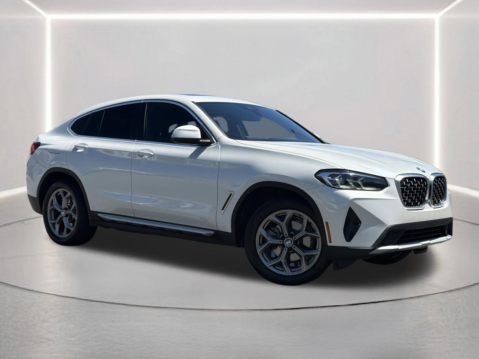 Used 2025 BMW X4 xDrive30i AWD/4WD image 2