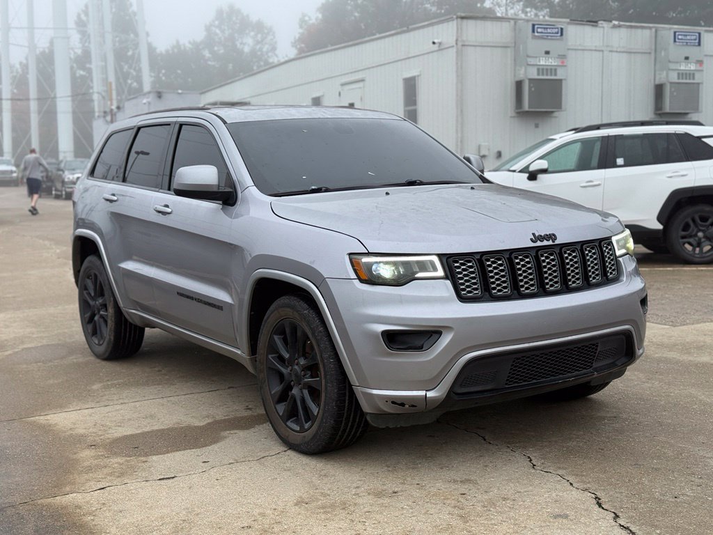 Used 2018 Jeep Grand Cherokee Altitude AWD/4WD image 4