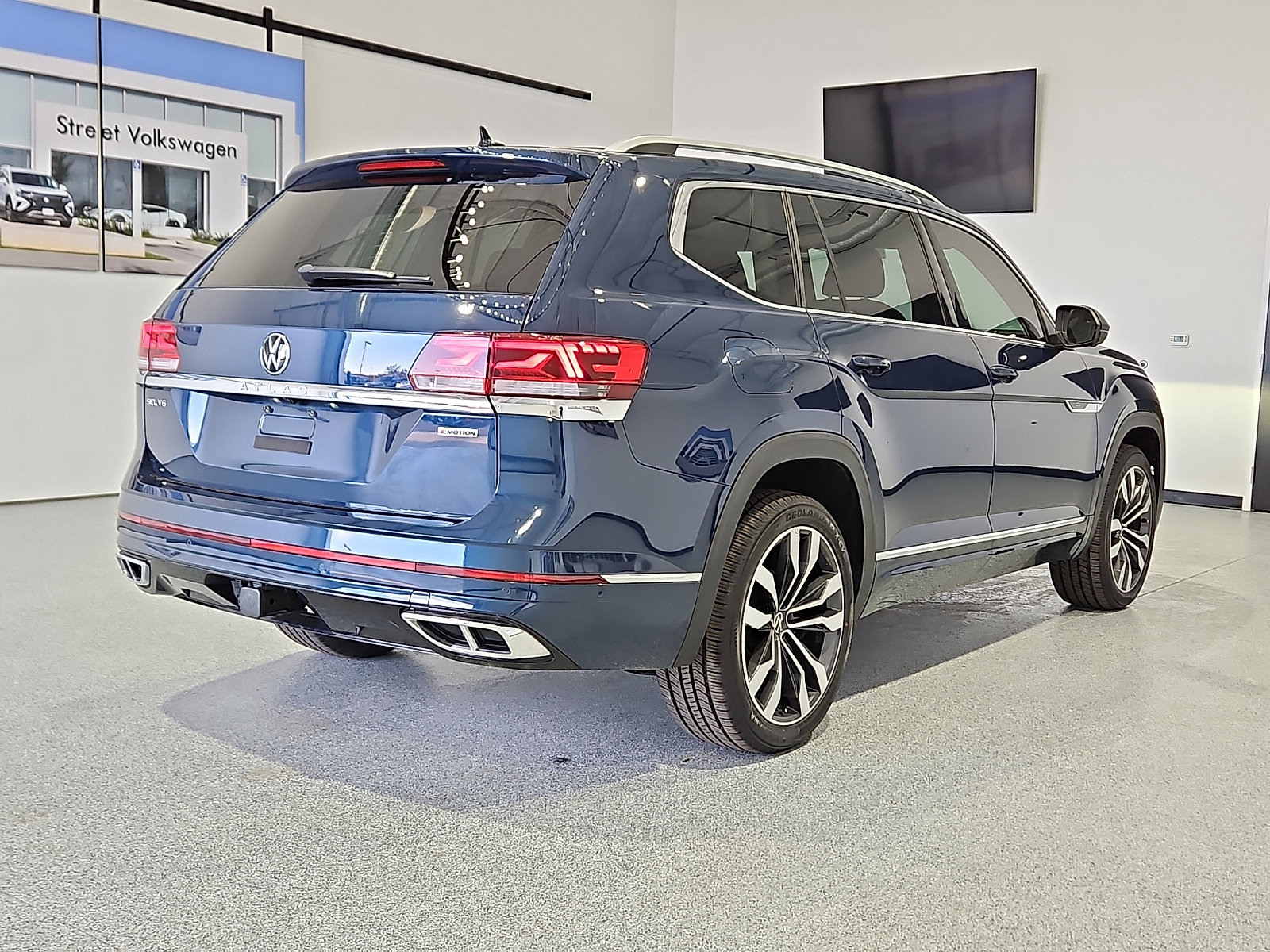 Certified 2022 Volkswagen Atlas SEL Premium image 3